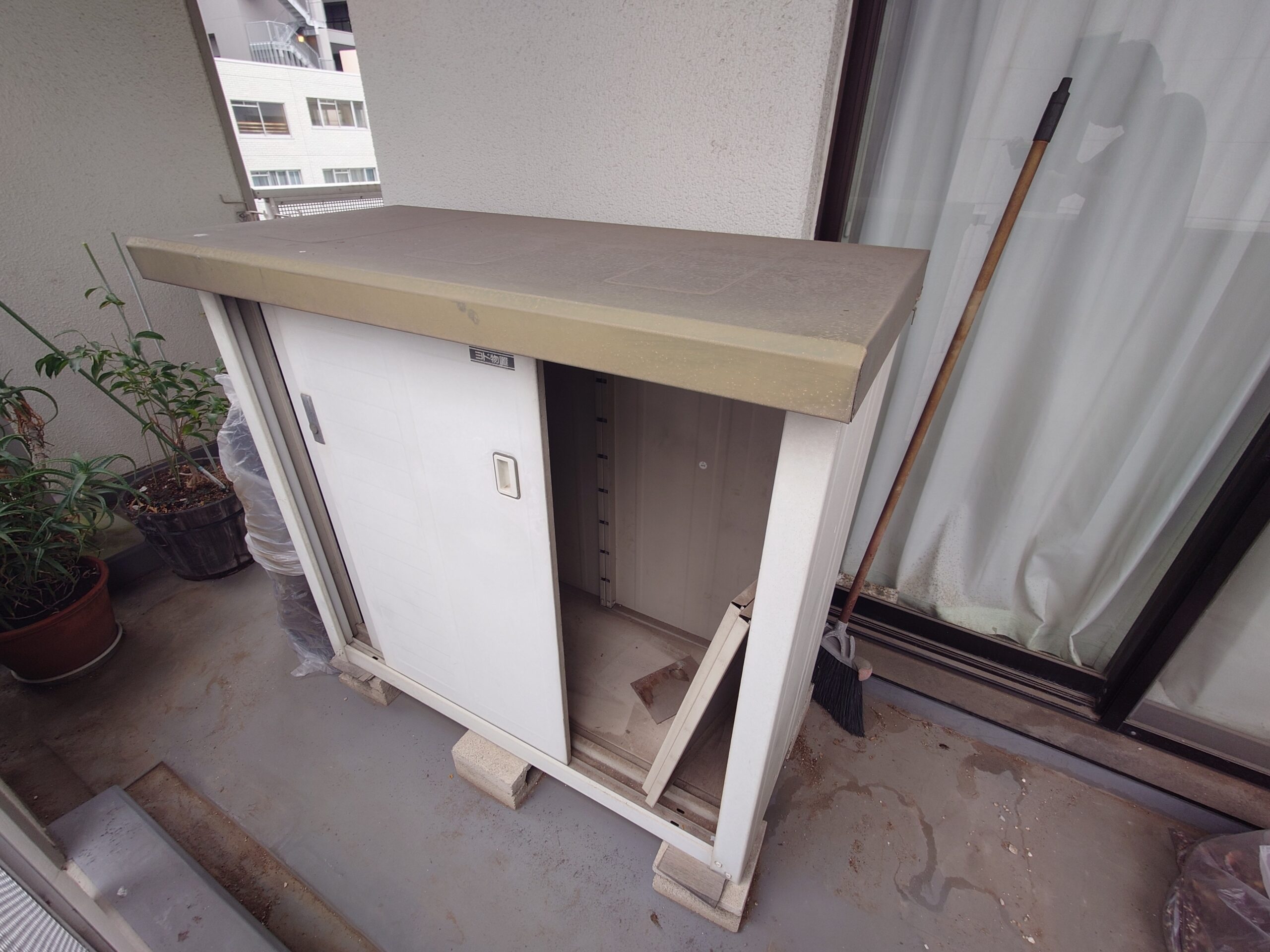 マンションベランダの物置撤去工事