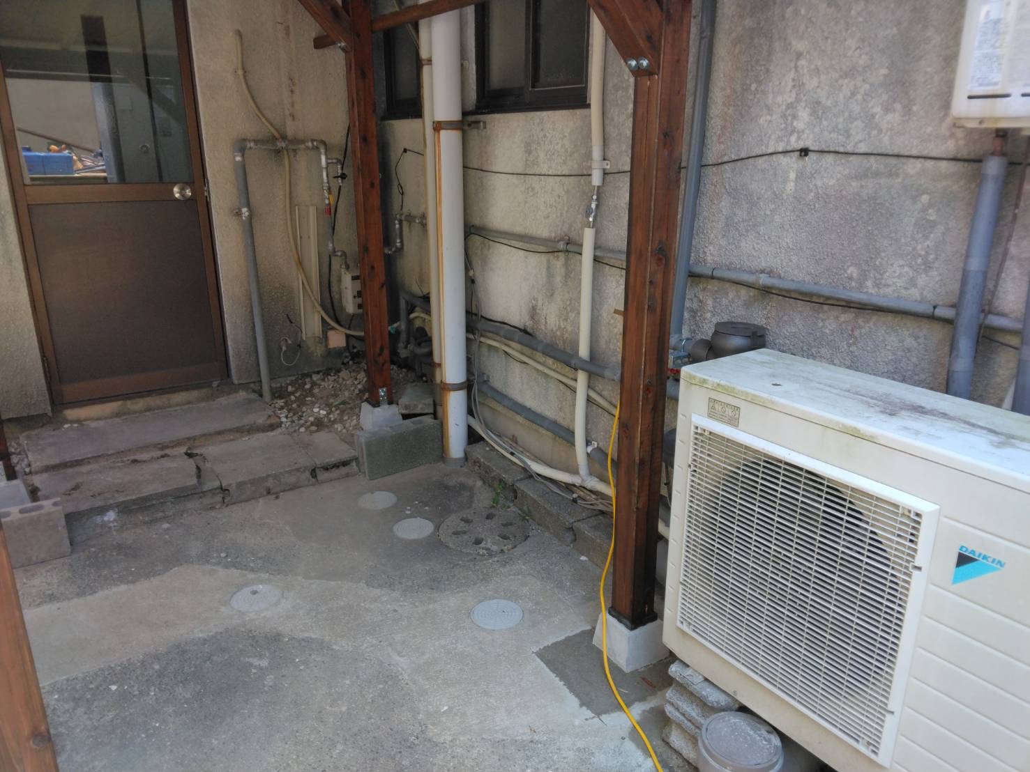 シニアカート用の屋根付き駐輪・駐車スペースを造作