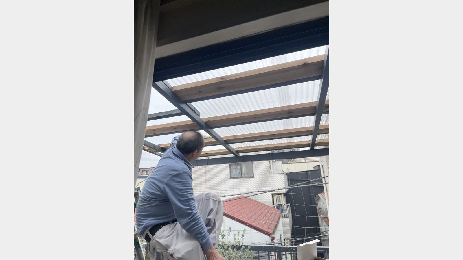 3階バルコニーの波板屋根の張り替え工事