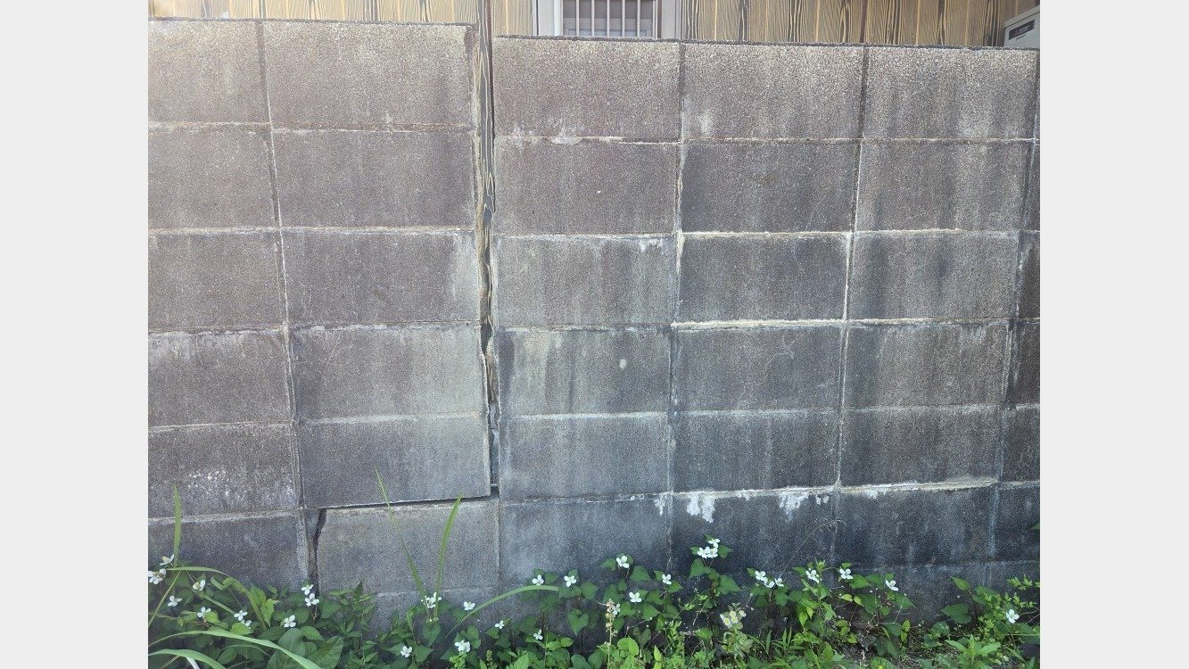 亀裂の入ったブロック塀の撤去工事