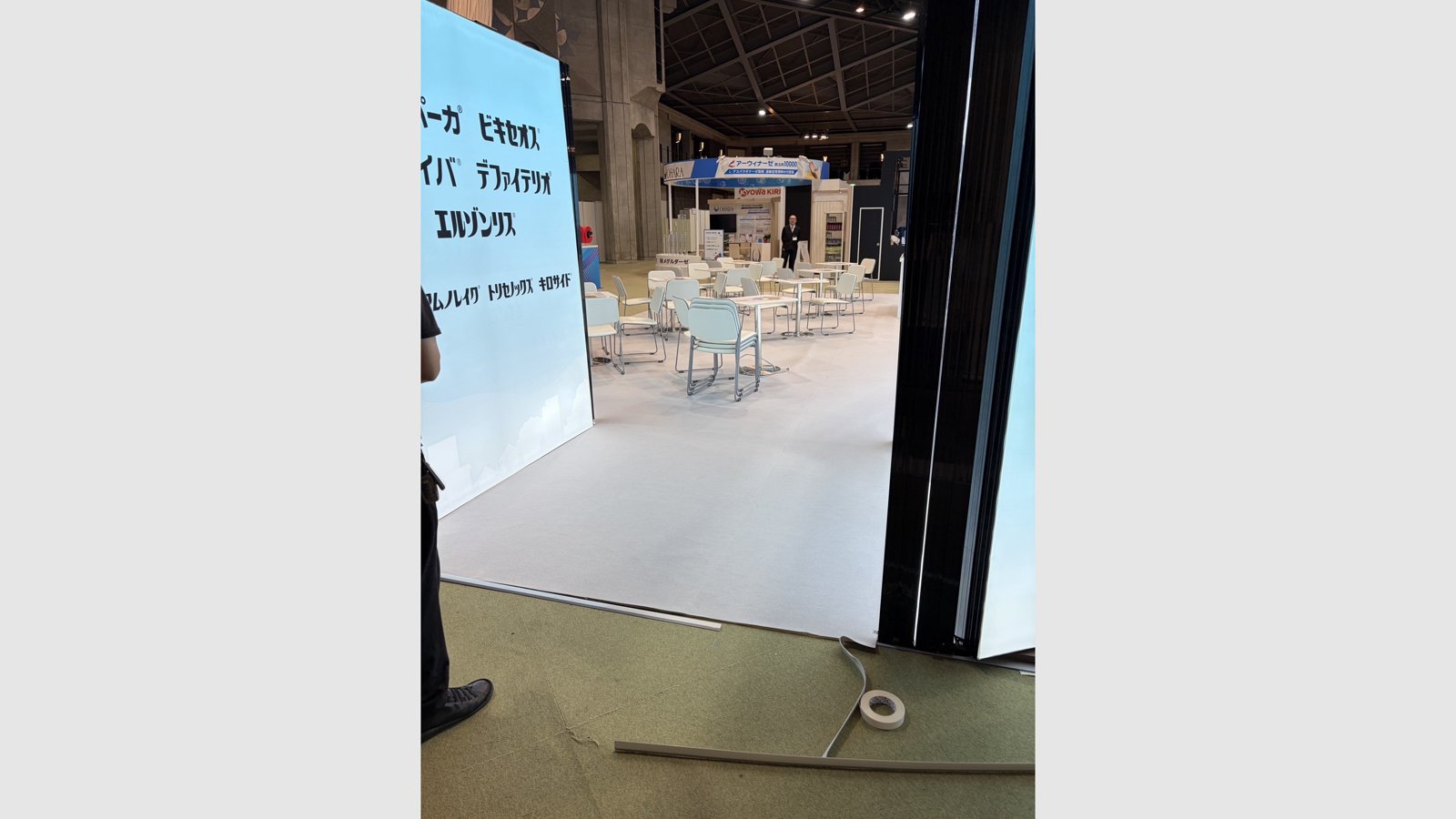 展示会ブースの床造作工事（ベニヤ下地＋カーペット敷き）
